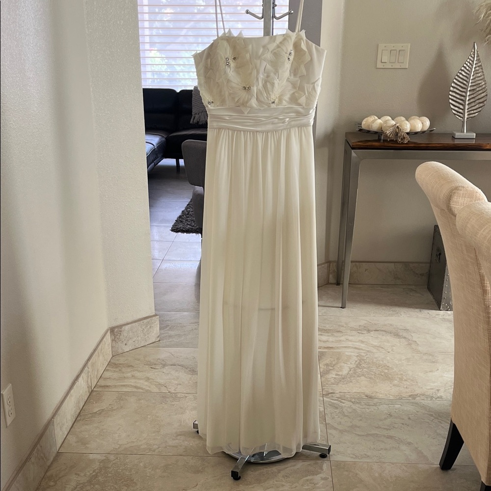 Elegant White Sleeveless Gown